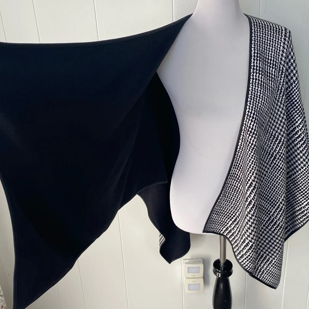 Talbots Reversible Black & White Herringbone Fall Winter Wrap Cape Shawl Sz M/L - Picture 3 of 8